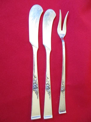 Cuchillos esparcidores de mantequilla esterlina clásicos Rose Reed and Barton encurtido tenedor de oliva Foto 1 de 3