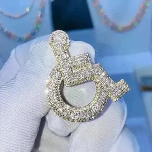 Colgante para silla de ruedas de moissanita de corte redondo de 2,20 quilates enchapado en oro amarillo de 14 quilates - Imagen 1 de 9