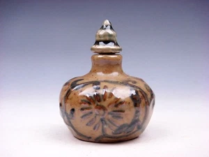 Vintage Schnupftabakflasche aus glasiertem Porzellan mit Blumenblütenüberfang #10312302 - Bild 1 von 5