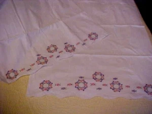 Fundas de almohada blancas de colección con coronas de flores bordadas 84809 - Imagen 1 de 2