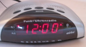 Elta Funk - Uhrenradio Nr.4542 15 x 10 x 6 cm - Bild 1 von 3