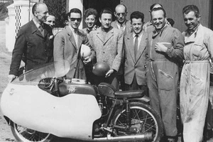MV Agusta worksteam at 1957 Isle of Man T.T. –Taveri, Pagani, Ubbiali etc -photo - Picture 1 of 1