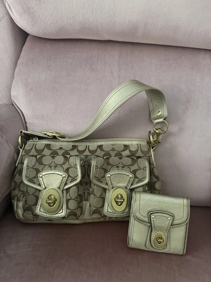 Juego de bolso Coach Legacy Turnlock y billetera a juego con herrajes de latón Foto 1 de 1