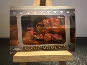 Inserto 2025 Topps Chrome Disney Iconic Moments IM-4 LEZIONE DI GUIDA DI VANELLOPE  - Foto 1 di 2