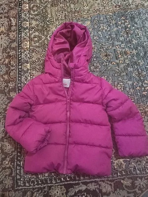 Jaqueta acolchoada The Childrens Place para meninas tamanho 4T magenta com capuz - Imagem 1 de 4