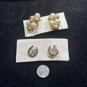 G1097~ Two Pair of Earrings Vintage Screwback & Clip Horseshoe Faux Pearls - Picture 1 of 5