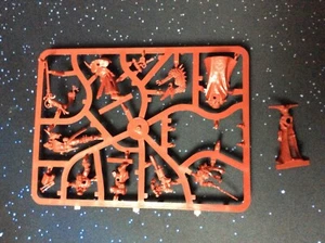 WARHAMMER 40k BLACKSTONE FORTRESS FIGURES ON SPRUE - JANUS DRAIK, ESPERN, REIN - Picture 1 of 2