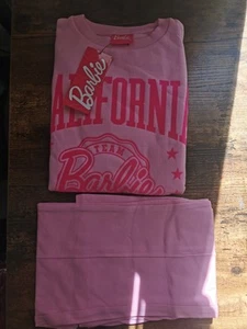 Barbie 2-teiliger College Sweat and Flare Legging Trainingsanzug, rosa, Alter 6-7 Jahre - Bild 1 von 9