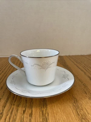 Juego de tazas y platillos con patas Casablanca de Noritake Foto 1 de 4