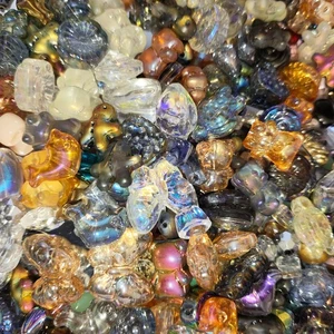 Perline di vetro iridescenti fatte a mano 50 g forme miste per gioielli fai da te artigianato regalo - Foto 1 di 9