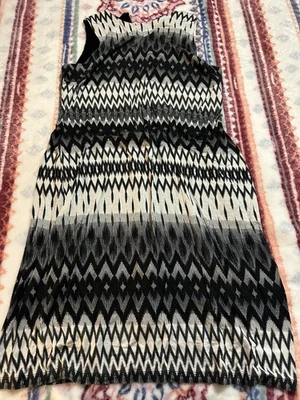 KAREN KANE Black & White Sheath Dress, Sleeveless, Knee Length, Lined Pre-owned - Image 1 of 4