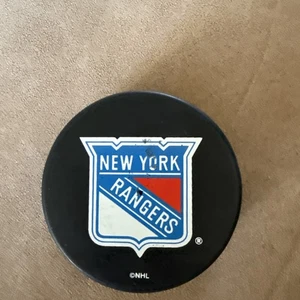 New York Rangers Official NHL Hockey Puck - Made in Slovakia - Bild 1 von 2