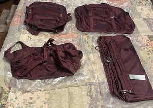 Vintage Pierre Cardin burgunderrot Canvas 4-teilig mit Kleidersack Gepäck mit Schlüssel - Bild 1 von 6