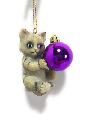 Gatito atigrado gris con adorno de árbol de Navidad púrpura Foto 1 de 2