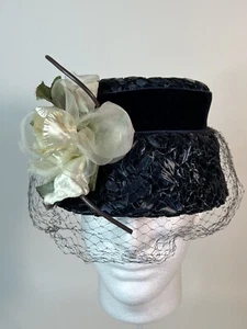 Vintage Ladies Navy Blue Woven Straw Pillbox Summer Floral Hat 1960’s - Imagen 1 de 19