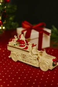 Mistelpark Weihnachtsmann & Chauffeur Feuerwehrauto Porzellan Skulptur Neu im Karton (6-3A) - Bild 1 von 3