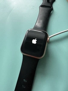 Apple Watch SE (1ère gén.) 40 mm - Bracelet sport noir en aluminium or rose (GPS) - Photo 1 sur 4