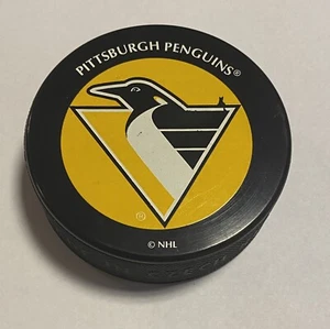 VTG Pittsburgh Penguins Team Logo Official Souvenir NHL Hockey Puck World Czech - Bild 1 von 5