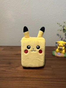 POKEMON KARTENSPIEL SCHARLACHROT & VIOLETT PLÜSCHDECK HÜLLE PIKACHU IN DER HAND - Bild 1 von 3