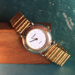 Vintage Montre Femme Dorée Quartz COURREGES PARIS Classique Boucle Déployante - Foto 1 di 8