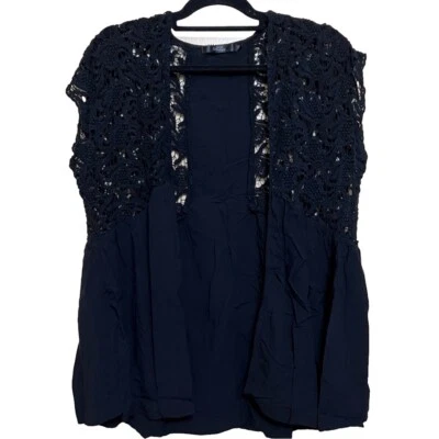 Cárdigan chaleco sin mangas de ganchillo negro M BKE Boutique para mujer Foto 1 de 4