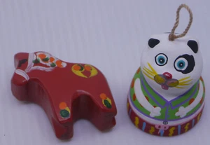 2 HANDBEMALTER WEIHNACHTSSCHMUCK, SCHWEDISCHES DALAPFERD AUS HOLZ, KERAMIK KATZENGLOCKE - Bild 1 von 6