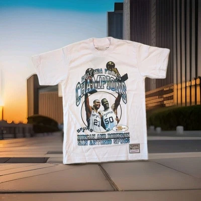 Camiseta Mitchell & Ness San Antonio Spurs 2003 Campeones Tim Duncan David Robinson Foto 1 de 4