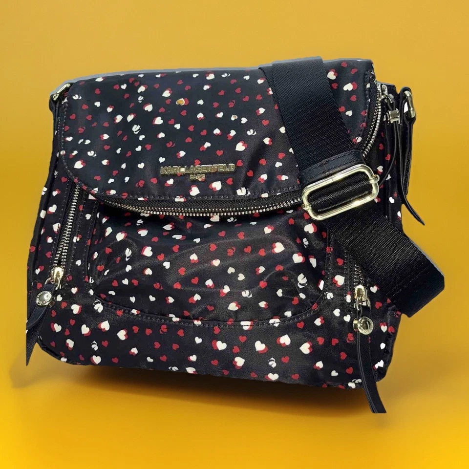 Cartera Karl Lagerfeld Cara Cora Hearts Bandolera Hombro Correa Ajustable $168 Foto 1 de 4