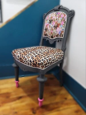 Silla de tocador/acento con adornos de diamantes de imitación asiento con estampado de guepardo único en su clase Foto 1 de 4