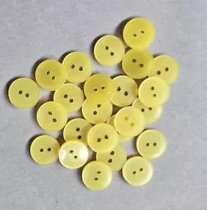 24 botones de 2 agujeros con acabado perla amarilla 5/8" - Imagen 1 de 1