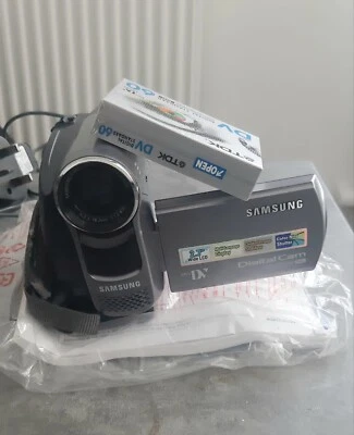 Samsung VP-D371W Camcorder - Grey - Image 1 of 4