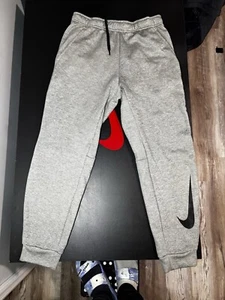 NIKE Herren Medium Dri Fit THERMA TAPERED CUFFED HOSE meliert grau Jogginghose Swoosh - Bild 1 von 4
