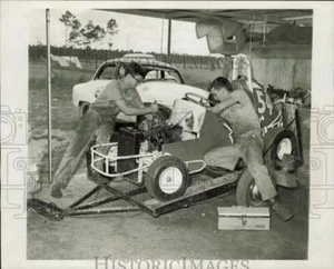 Foto de prensa 1966 hombres trabajando en un kart en Florida City, Florida - lra31051 - Imagen 1 de 2