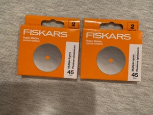 SET BESTEHEND AUS 2 NEUEN FISKARS 45 mm rotierenden Ersatzklingen 2er-Pack VERSIEGELT 4 KLINGEN - Bild 1 von 1