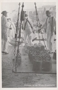 Alkmaar Im Waag Käsemarkt Niederlande weißer Rand Vintage Postkarte - Bild 1 von 4