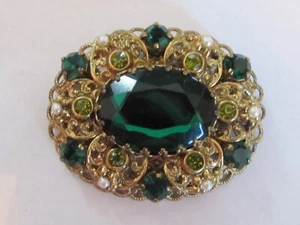 Spilla spilla vintage Germania Ovest ottone filigrana verde smeraldo strass e perle - Foto 1 di 4