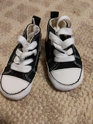 Zapatos Converse AllStar Chuck de segunda mano con parte inferior suave negros para bebé talla 3 Foto 1 de 4