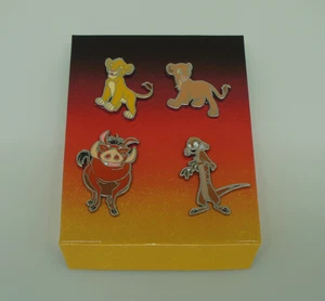 Juego de insignias prendedores Disney El Rey León - Simba, Nala, Timón y Pumba - Imagen 1 de 4