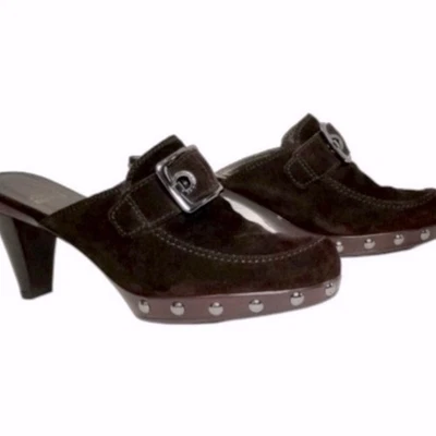 Mules Stuart Weitzman marrón gamuza hebilla tachonada talla 6,5 Foto 1 de 4