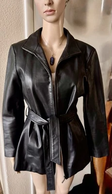 Casaco feminino Worthingyon de couro preto com cinto de gravata excelente estado pequeno - Imagem 1 de 4