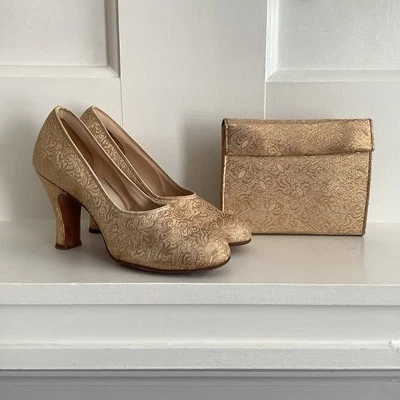 Bombas vintage de tela brocada dorada de los años 50 con zapatos sin asas a juego talla 7 AA Foto 1 de 4