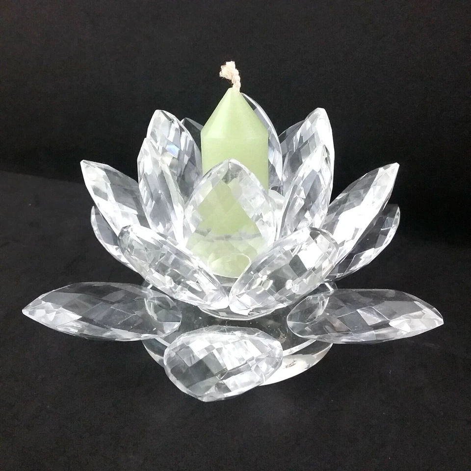 Candelabro cónico de loto de cristal transparente de 5" de longitud con vela verde cónica pequeña Foto 1 de 4