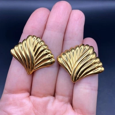 Vintage MONET Fan Sea Shell Earrings Clip On Shiny Gold Tone Classic - Image 1 of 4