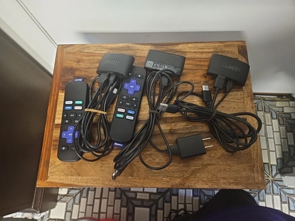 Roku Express Lote 3 Set Reproductor multimedia de transmisión HD 3930X con 2 controles remotos y cables Foto 1 de 3