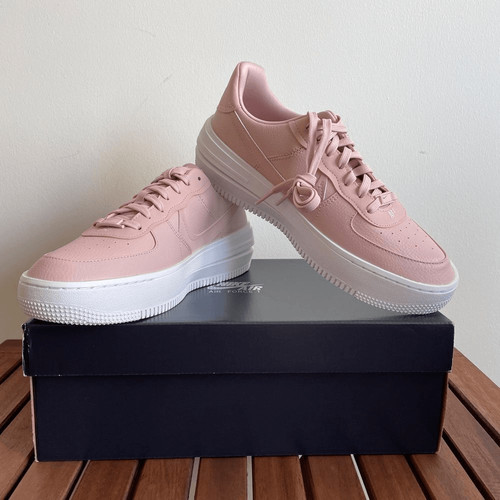Nike Air Force 1 PLT.AF.ORM rosa Oxford USA donna 9 UK 6.5 EU 40.5 (DJ9946 602)