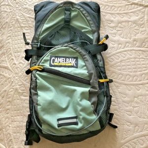 Camelbak Mochila Hidratación Sin Vejiga Verde Gris Negro - Imagen 1 de 3
