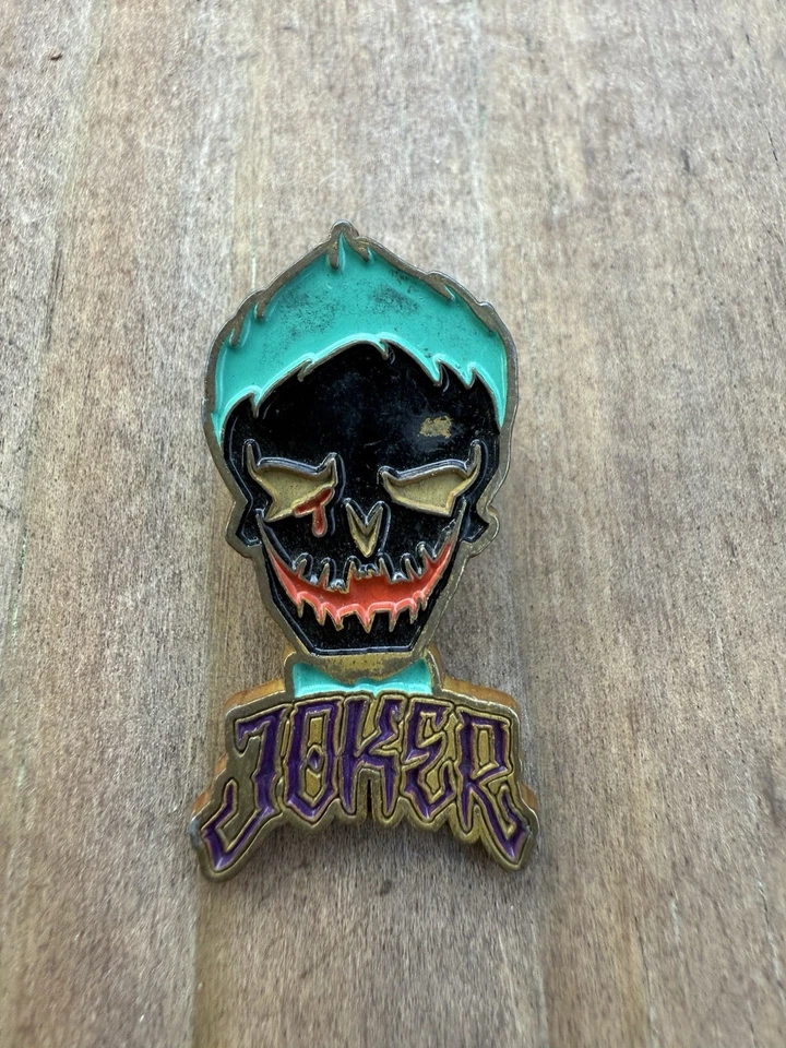 QMx Escuadrón Suicida - Prendedor Solapa Joker DC Comics Exclusivo Comic-Con San Diego 2016 Foto 1 de 4