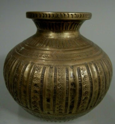 Tarro de metal de latón período mogol India india con decoración lineal y de puntos aprox. siglo XVIII Foto 1 de 4