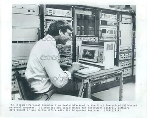 Press Photo Man Using Hewlett Packard Integral Personal Computer - Picture 1 of 2