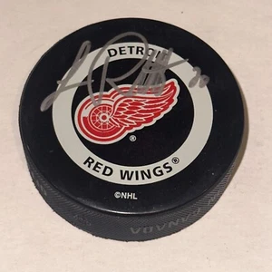 LUC ROBITAILLE Signed Detroit RED WINGS Official GAME Puck Beckett BAS - Picture 1 of 3